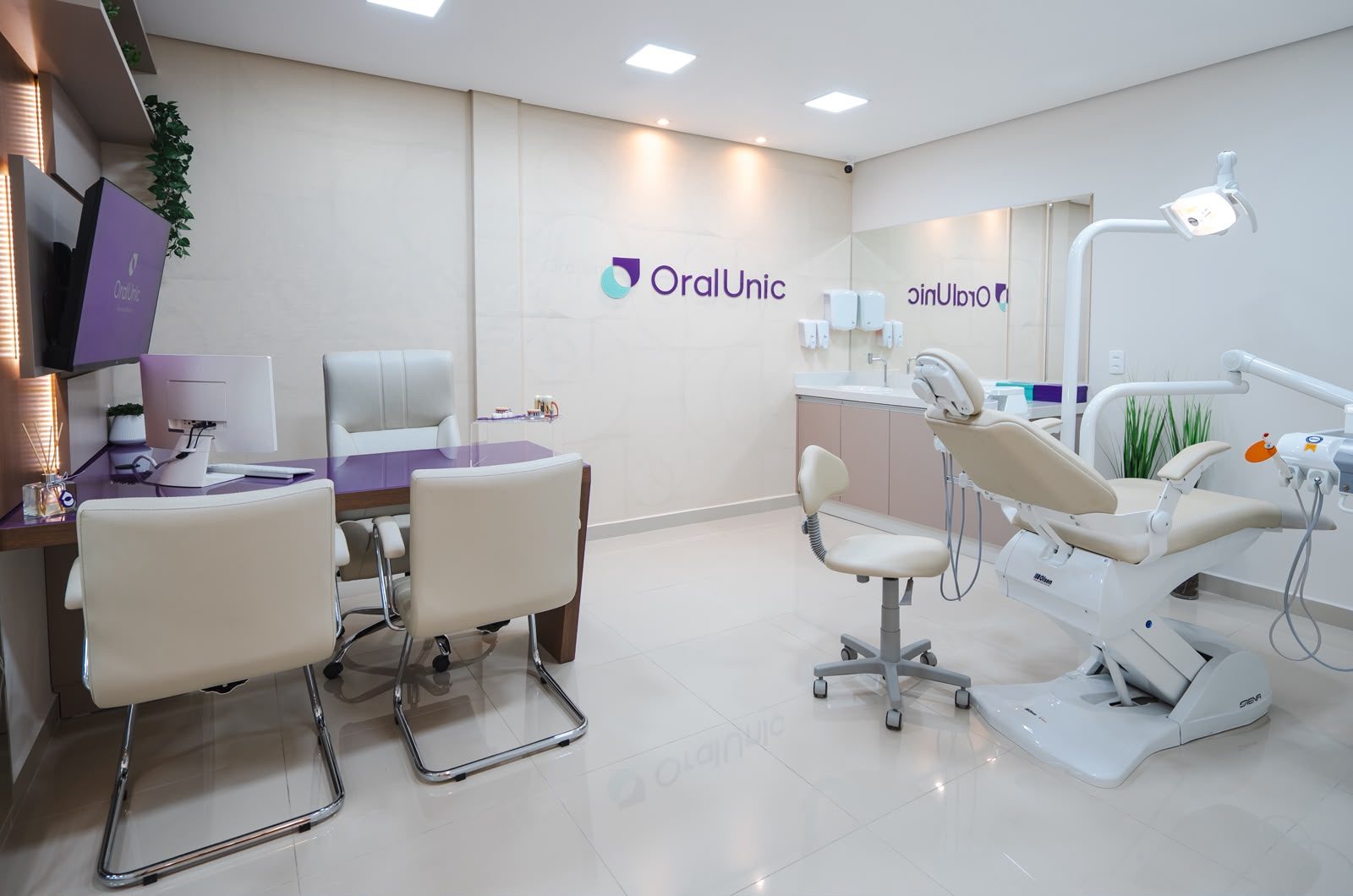 Consultório odontológico da Oral Unic Tramandaí com mesa de avaliação