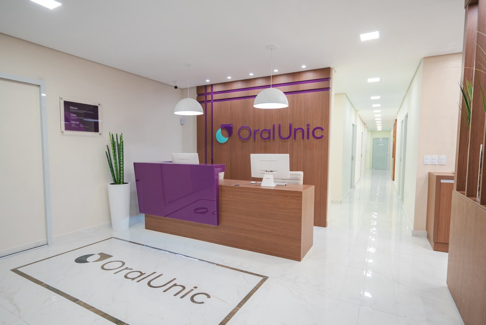 Recepção da Oral Unic Tramandaí com balcão de atendimento